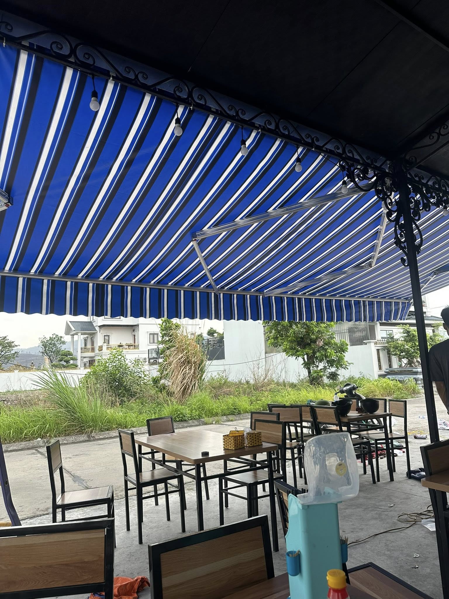 Bạt che nắng tay quay mái hiên di động ở Hóc Môn Bạt che nắng tay quay mái hiên di động ở Hóc Môn