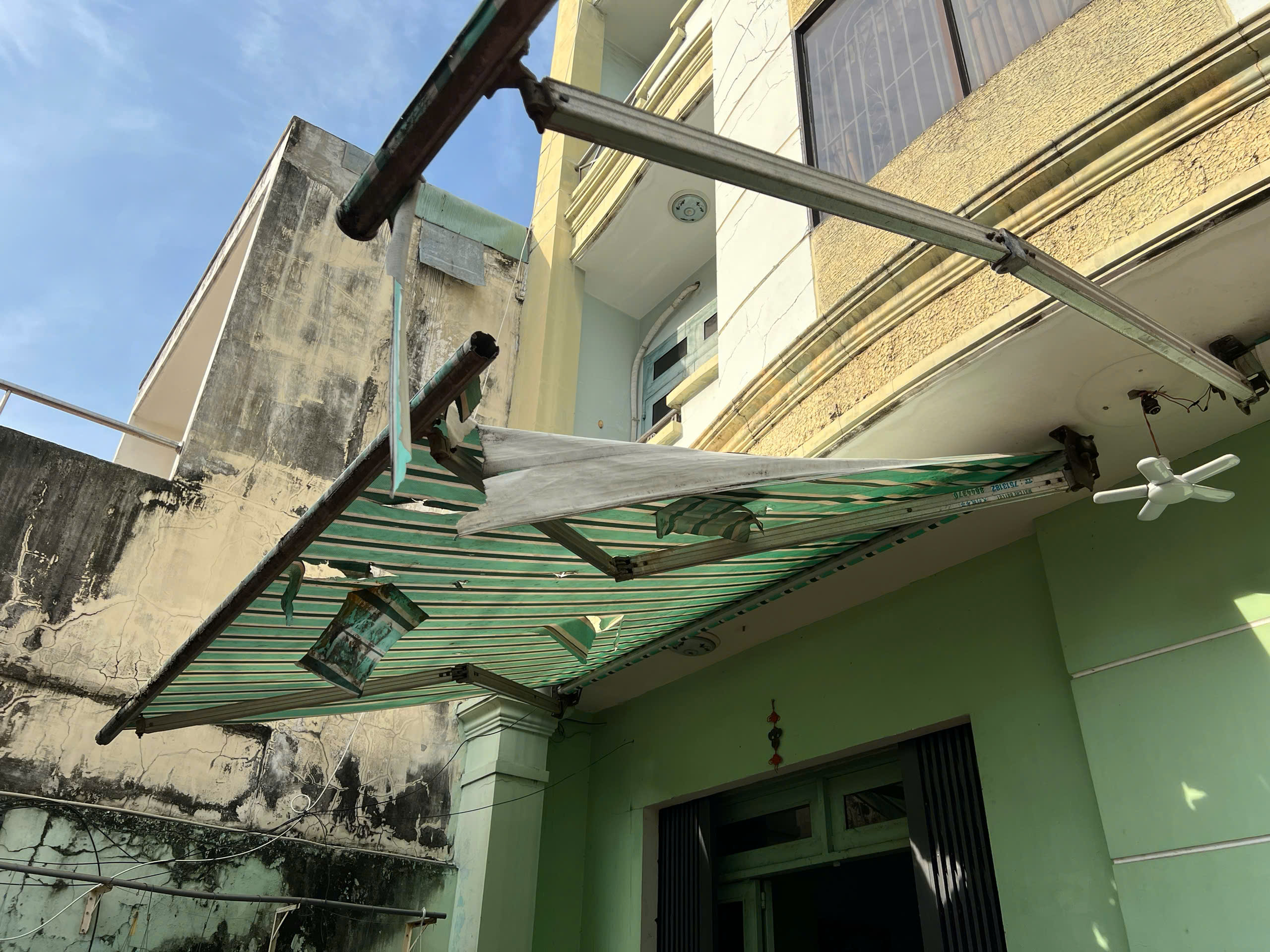 Dấu hiệu rách bạt cần thay mới bạt mái hiên Dấu hiệu rách bạt cần thay mới bạt mái hiên