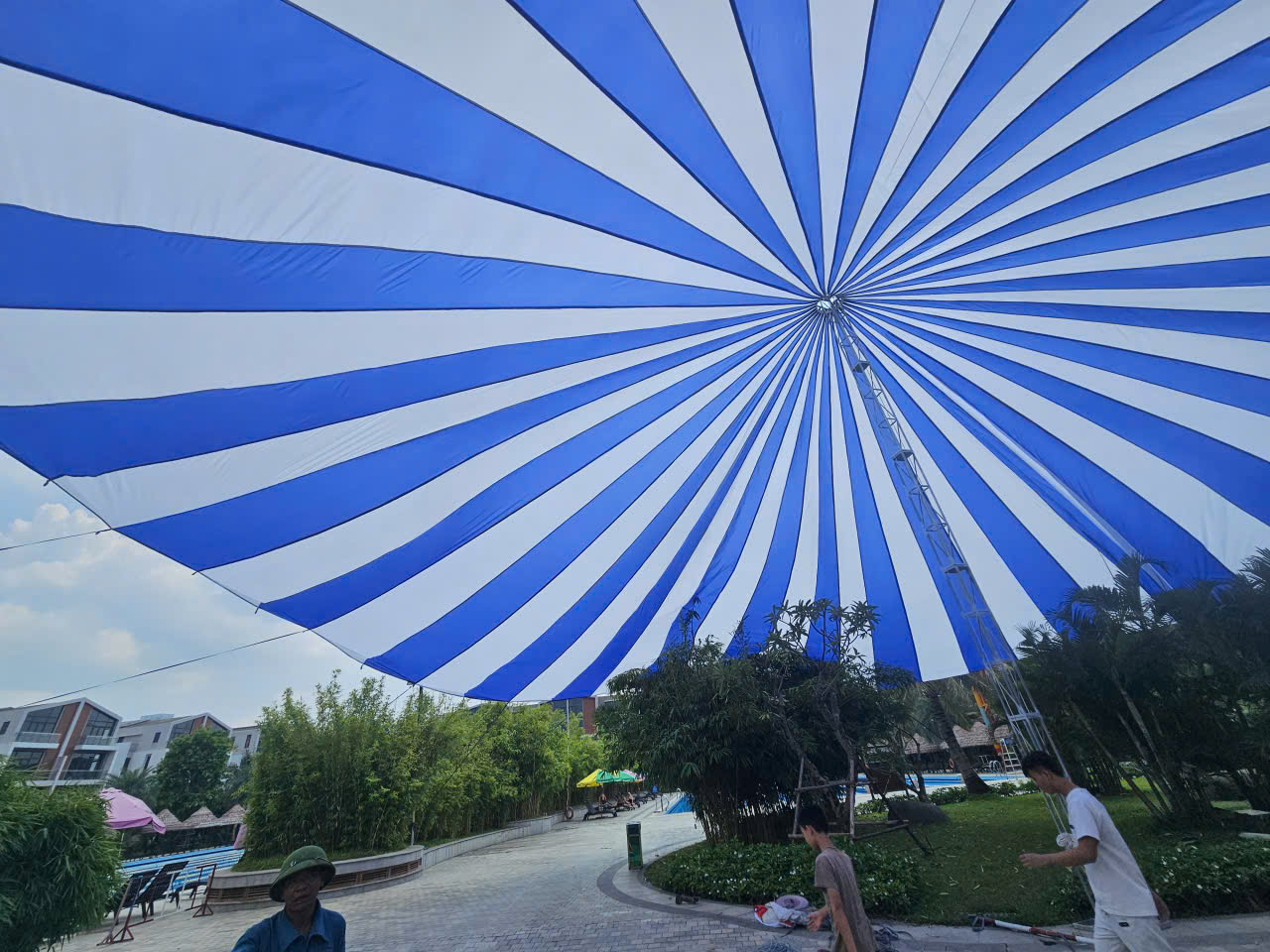 Dù che sự kiện sân trường học ở Cà Mau