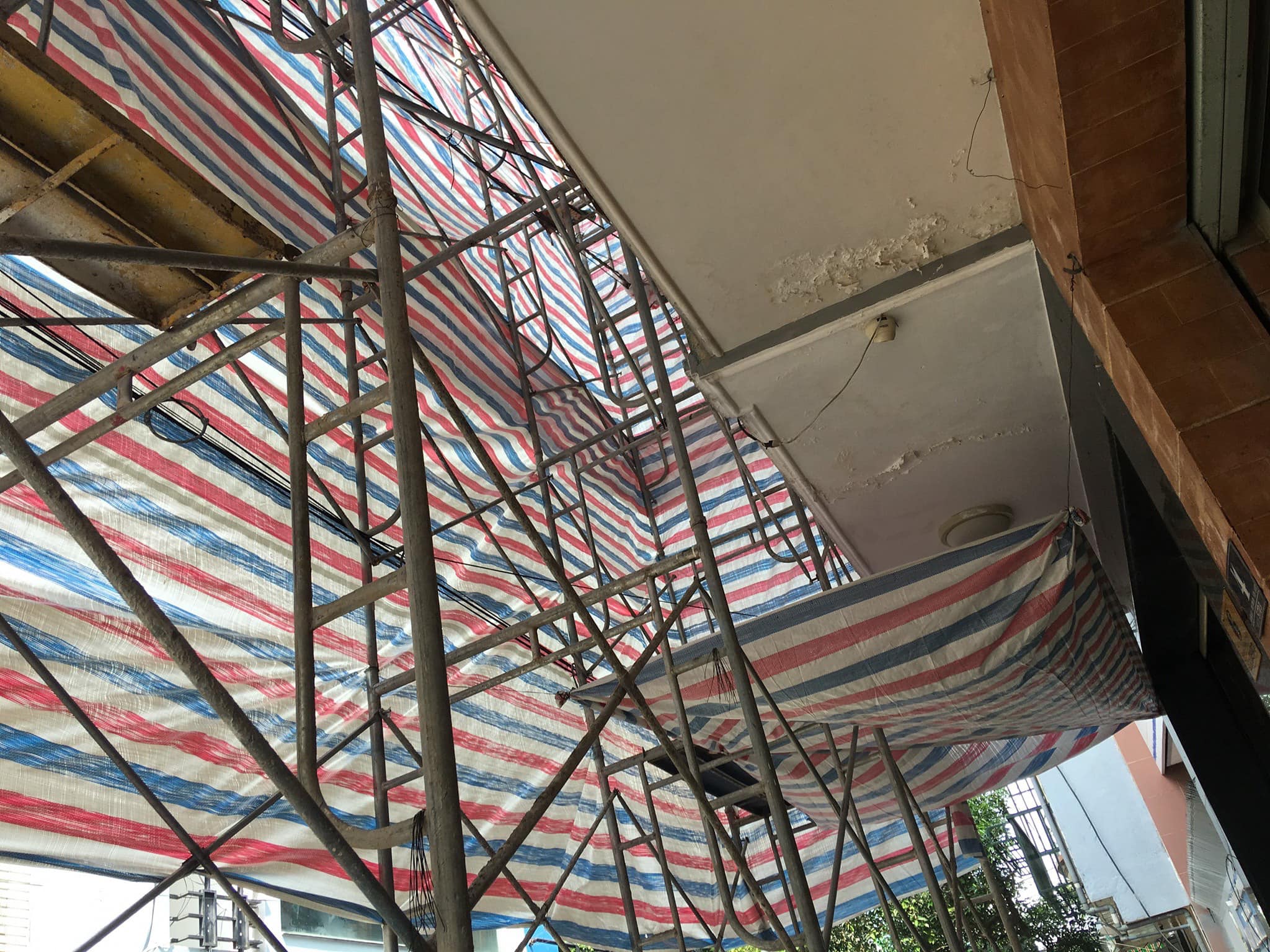 Bạt dứa kẻ sọc che bụi công trình xây dựng Bạt dứa kẻ sọc che bụi công trình xây dựng