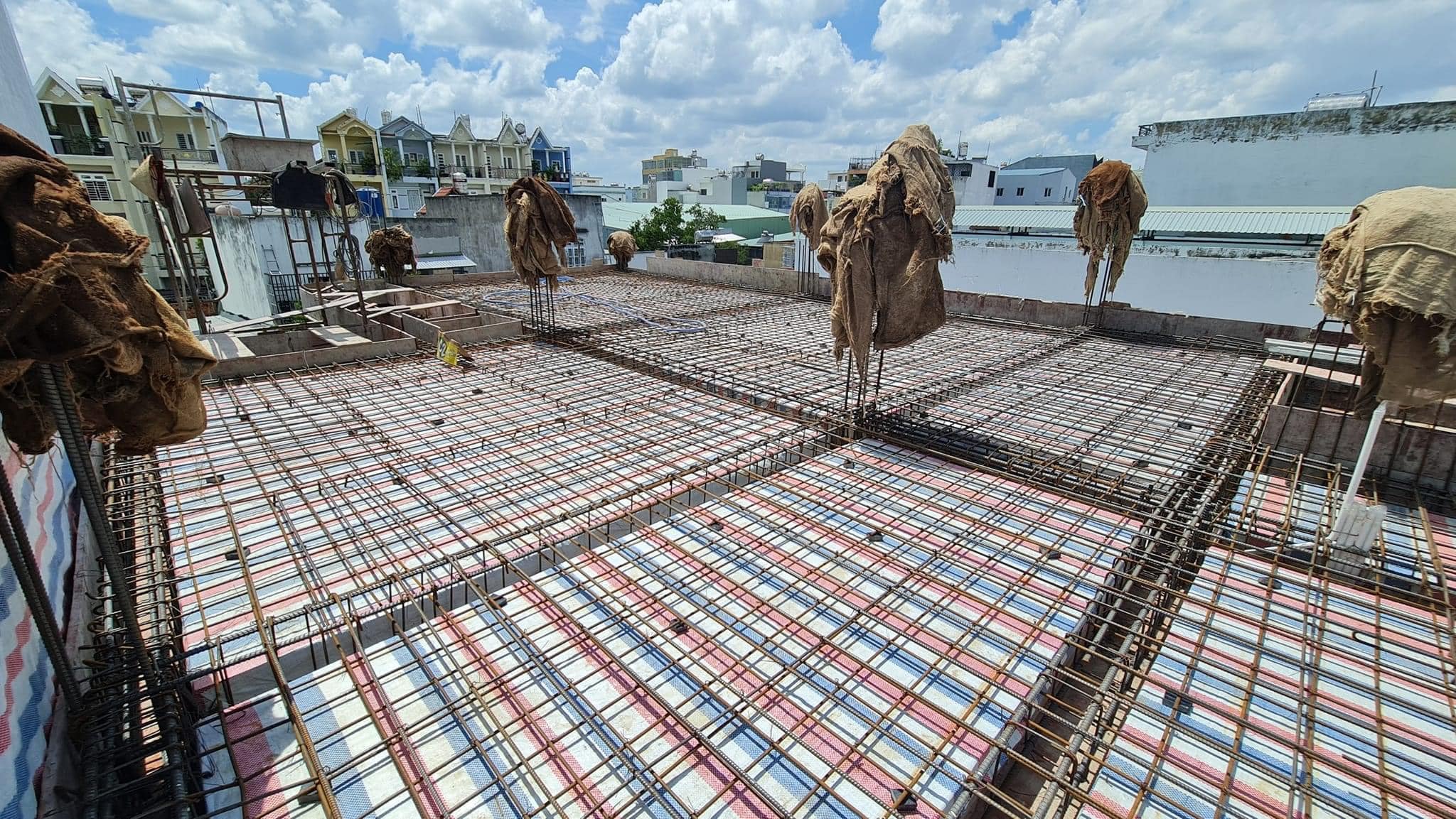 Bạt dứa kẻ sọc lót sàn bê tông Bạt dứa kẻ sọc lót sàn bê tông