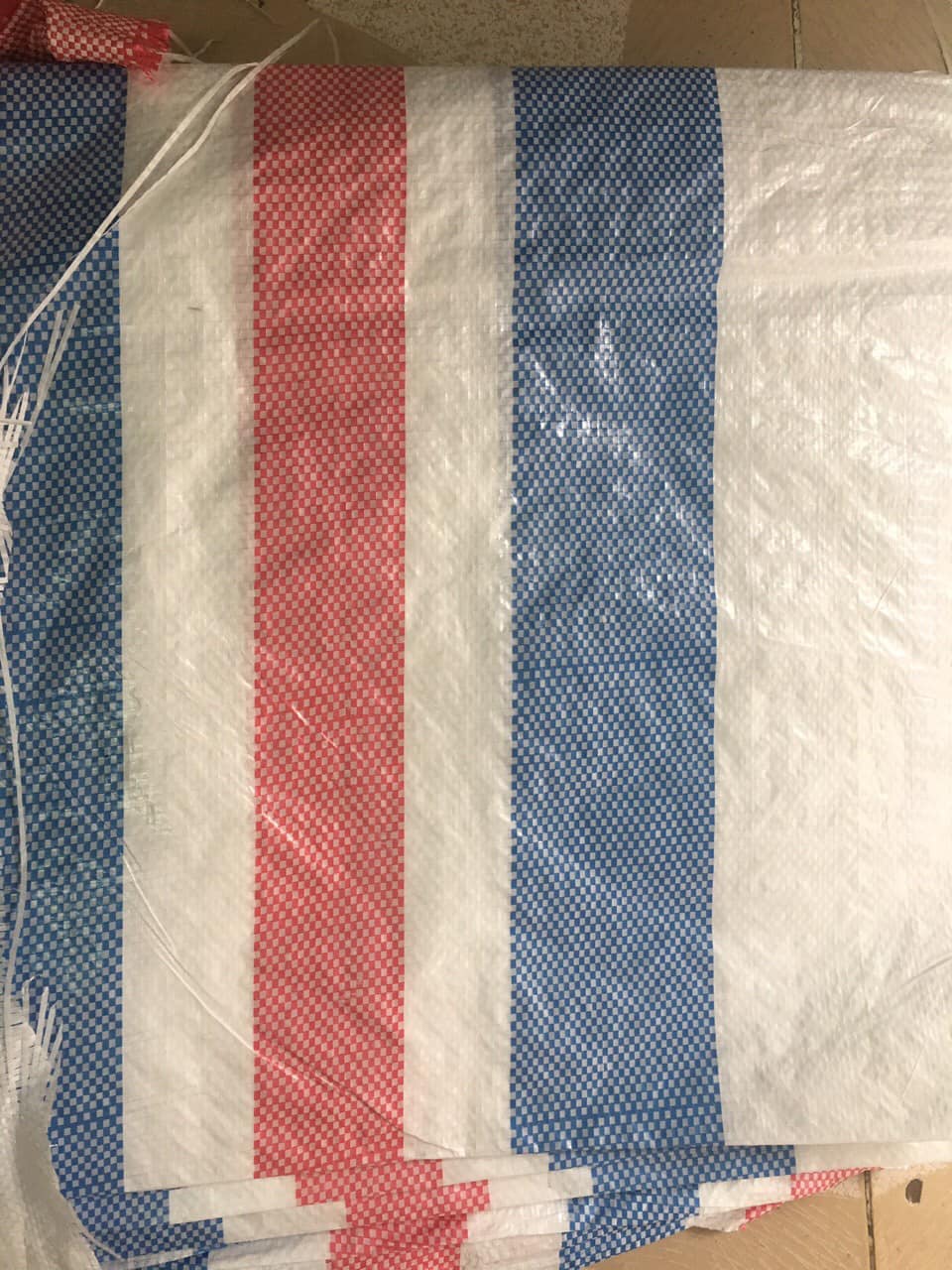 Bạt dứa kẻ sọc 3 màu che công trình xây dựng Bạt dứa kẻ sọc 3 màu che công trình xây dựng