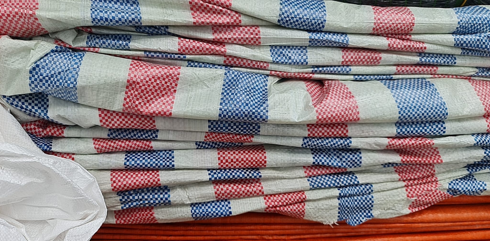 Bạt dứa kẻ sọc 3 màu khổ 10mx30m Bạt dứa kẻ sọc 3 màu khổ 10mx30m