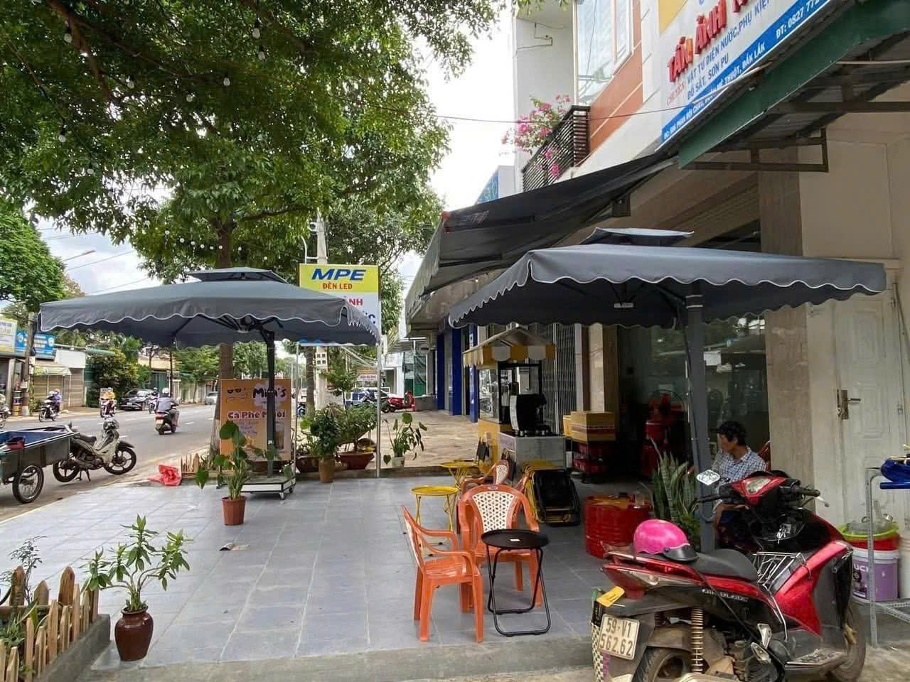 Ô dù che nắng ngoài trời ở quận Nam Từ Liêm