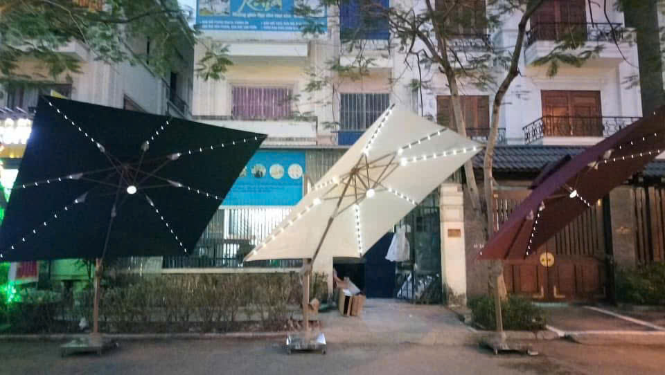 Ô dù lệch tâm có đèn LED năng lượng mặt trời ở Ninh Bình