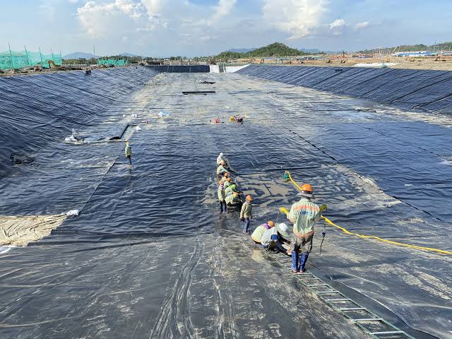 [Hướng dẫn] Xử lý rãnh neo bạt lót hồ: Bước quan trọng chống sạt lở và tốc bạt